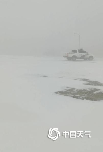12月1日,新疆哈密市伊我县前山乡展现8级大风,造成强风吹雪天气,能见度不能50米,片面车辆滞留,对交通产生极大影响。后续由警车开道,带领以前车辆缓慢前走。(文:杨杰尧 图:冯桂红 杨艳玲)